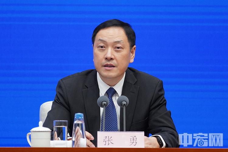 国家互联网信息办公室网络传播局负责人张勇表示,开展"清朗&middot;规范网络